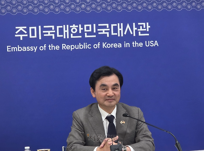 안규백 국방부 장관이 12일(현지시간) 미국 워싱턴DC 주미 한국대사관에서 특파원들과 간담회를 하고 있다. 워싱턴DC 임주형 특파원