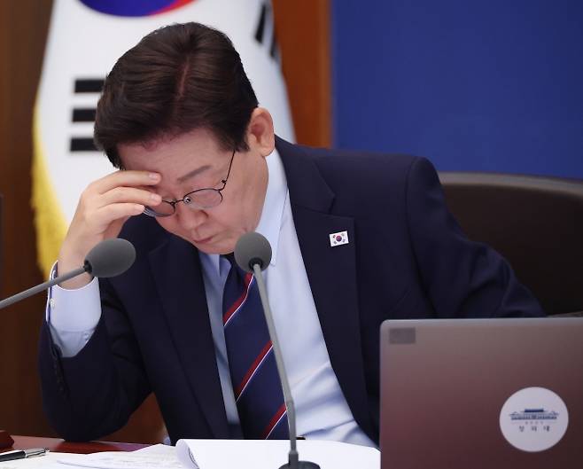 보고 청취하는 이재명 대통령 - 이재명 대통령이 12일 청와대에서 열린 국무회의 겸 비상경제점검회의에서 자료를 살펴보며 보고를 듣고 있다. 연합뉴스