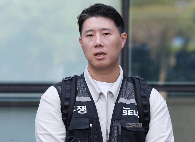 최승호 초기업노조 삼성전자지부 위원장이 13일 경기도 수원시 영통구 수원지방법원에서 열린 삼성전자가 노조를 상대로 제기한 위법 쟁의행위 금지 가처분 신청 심문을 마치고 나와 취재진 질문에 답하고 있다. 2026.5.13 연합뉴스