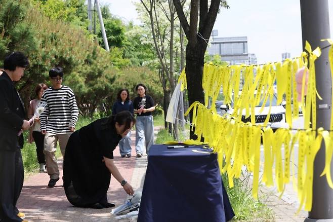 광주 광산구 월계동 남부대 인근 인도에 흉기피습으로 사망한 10대 여학생을 추모하기 위한 시민들의 발걸음이 이어지고 있다. 사진=뉴스1