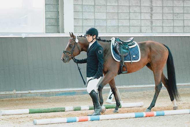 지난달 은퇴경주마 승마대회 비기승 부문에 참가한 ‘쾌한영웅’. 사진 제공=한국마사회