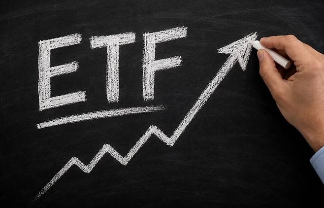 코스피가 고공행진하는 가운데 순자산이 1조원을 넘는 상장지수펀드(ETF) 종목이 100개에 육박하고 있다. &copy;챗gpt 제작