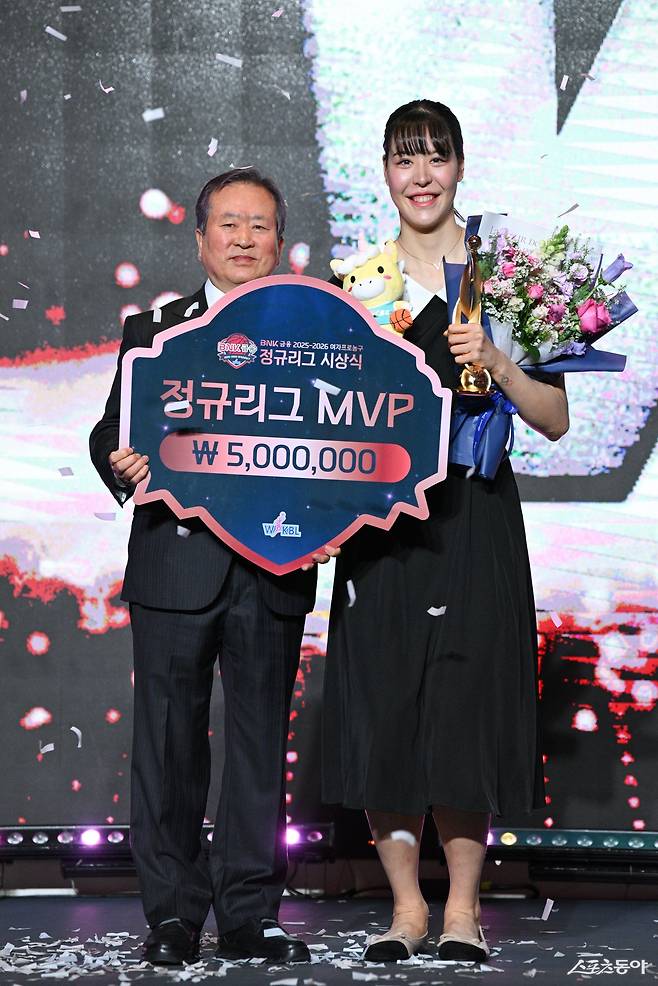 FA 박지수(오른쪽)의 행선지가 14일 결정될 것으로 보인다. 2025~2026시즌 정규리그 시상식서 MVP 트로피를 받고 신상훈 WKBL 총재와 기념촬영하는 박지수. 사진제공｜WKBL