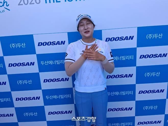 김시현이 13일 KLPGA 투어 두산 매치플레이 첫날 경기가 열린 강원 춘천시 라데나 골프클럽에서 자신의 첫 매치플레이 경기를 승리로 마친 뒤 인터뷰 도중 안도의 한숨을 내쉬고 있다.