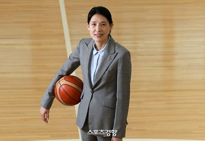 전주원 우리은행 여자농구단 신임 감독이 12일 서울 성북구 우리은행 체육관에서 스포츠경향과 인터뷰에 앞서 포즈를 취하고 있다. 2026.5.12. 정지윤 선임기자