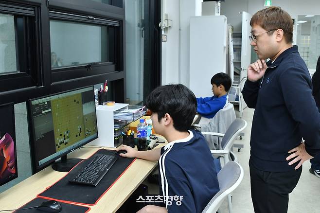 한 학생이 11일 서울 성동구에 위치한 류동완바둑도장에서 류동완 4단이 지켜보는 가운데 AI를 통해 복기하고 있다.  한국기원 제공