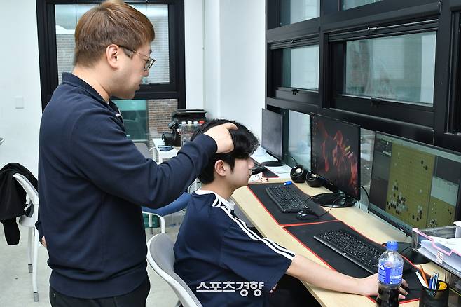 류동완 4단이 11일 서울 성동구에 위치한 자신의 바둑도장에서 AI를 통해 복기하는 학생을 지도하고 있다.  한국기원 제공