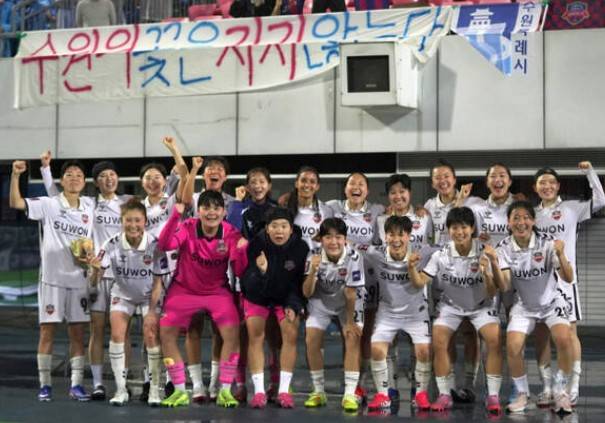 ▲ 여자 아시아 챔피언스리그인 AWCL 4강 무대에서 결국 남북 맞대결이 성사됐다. 한국의 수원FC 위민과 북한 내고향여자축구단이 한국에서 준결승전을 펼친다. 원정팀인 북측 선수단을 향한 응원 열기가 벌써 거세지고 있다. ⓒ 수원FC 위민