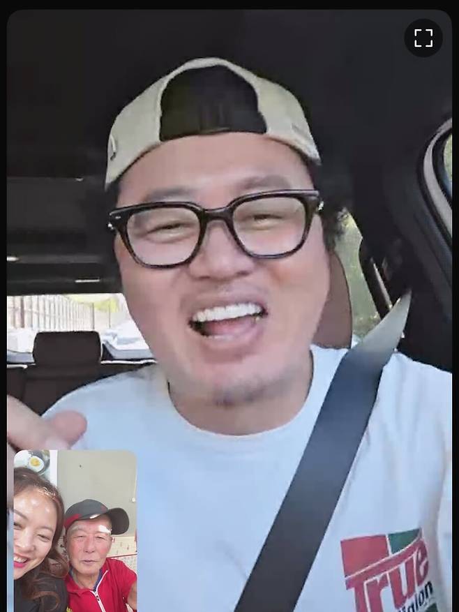 ▲ 코미디언 임윤택이 고 김형은의 부친과 영상통화를 하는 모습이 담겼다. 출처|심진화 SNS