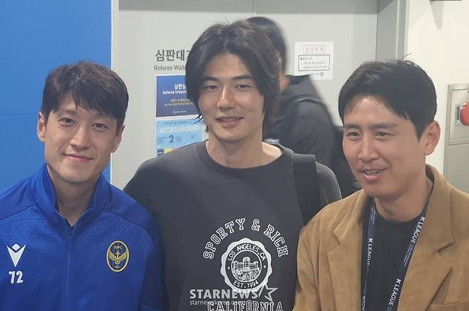 (왼쪽부터) 이청용, 기성용, 구자철이 지난 12일 인천축구전용경기장에서 열린 인천 유나이티드 대 포항 스틸러스의 하나은행 K리그1 2026 14라운드 후 믹스트존에서 만나 기념 촬영을 하고 있다. /사진=박재호 기자