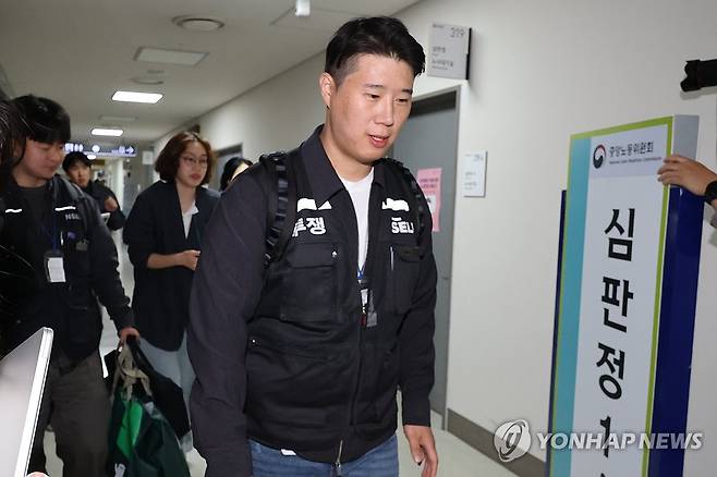 중노위 협상장 떠나는 최승호 노조위원장 (세종=연합뉴스) 김주성 기자 = 최승호 초기업노조 삼성전자지부 위원장이 13일 새벽 세종시 정부세종청사 중앙노동위원회에서 2026년 임금협약 체결을 위한 2차 사후조정 "최종 결렬" 입장을 밝힌 뒤 협상장을 떠나고 있다. 2026.5.13 utzza@yna.co.kr