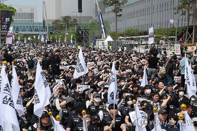 삼성전자 노조 투쟁 결의대회, 구호 외치는 조합원들 (평택=연합뉴스) 홍기원 기자 = 23일 경기 평택시 삼성전자 평택캠퍼스 앞에서 열린 삼성전자 노동조합 공동투쟁본부의 '투명하게 바꾸고, 상한폐지 실현하자-4/23 투쟁 결의대회'에서 조합원들이 구호를 외치고 있다. 2026.4.23 xanadu@yna.co.kr