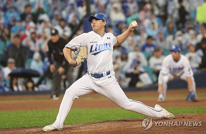배찬승, 역투 (대구=연합뉴스) 윤관식 기자 = 13일 대구 삼성라이온즈파크에서 열린 2025 프로야구 KBO리그 포스트시즌 준플레이오프 3차전 SSG 랜더스와 삼성 라이온즈의 경기. 8회초 삼성 배찬승이 역투하고 있다. 2025.10.13 psik@yna.co.kr