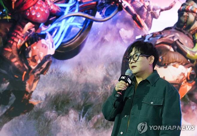 '호라이즌 스틸 프론티어스' 소개하는 이성구 엔씨소프트 최고사업책임자(CBO) (부산=연합뉴스) 김주환 기자 = 엔씨소프트 이성구 최고사업책임자(CBO) 겸 '호라이즌 스틸 프론티어스' 개발 총괄이 13일 부산 벡스코(BEXCO) 제1전시장에서 열린 오프닝 행사에서 게임을 소개하고 있다. 2025.11.14 jujuk@yna.co.kr