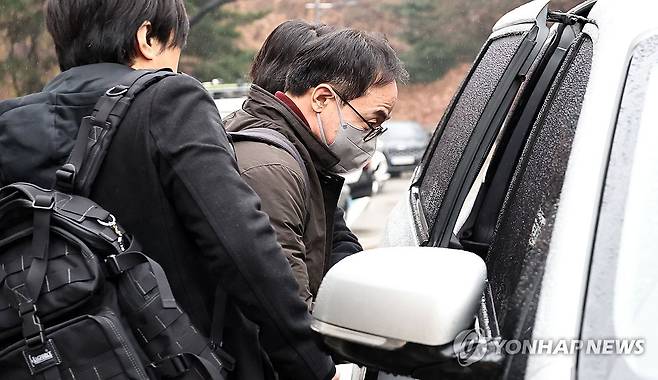 '관저 이전 특혜 의혹' 김오진 전 차관 영장심사 (서울=연합뉴스) 김인철 기자 = '대통령 관저 이전 특혜 의혹'의 핵심 인물인 김오진 전 국토교통부 차관이 16일 서초구 서울중앙지방법원에서 열린 구속 전 피의자 심문(영장실질심사)을 마치고 나와 구치소로 향하고 있다. 2025.12.16 yatoya@yna.co.kr