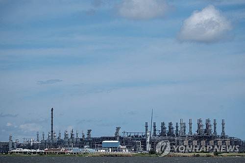 셔니어 에너지 서빈 패스 LNG 공장 (포트 아서 [미국 텍사스주] 로이터=연합뉴스 자료사진) 2025년 6월 23일 미국 텍사스주 포트아서 쪽에서 촬영된 루이지애나주 캐머런 패리시 소재 셔니어 에너지 서빈 패스 LNG 시설의 모습. (REUTERS/Joel Angel Juarez/File Photo) 2026.5.13.
