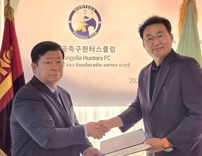김동근 헌터스 구단주(왼쪽)와 김원석 대표이사 [헌터스FC 제공. 재판매 및 DB 금지]