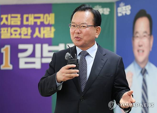 언론 인터뷰 갖는 김부겸 (대구=연합뉴스) 윤관식 기자 = 더불어민주당 김부겸 대구시장 예비후보가 13일 대구 달서구 선거사무소에서 여덟번째 공약 발표를 마치고 언론과 인터뷰하고 있다. 2026.5.13 psik@yna.co.kr