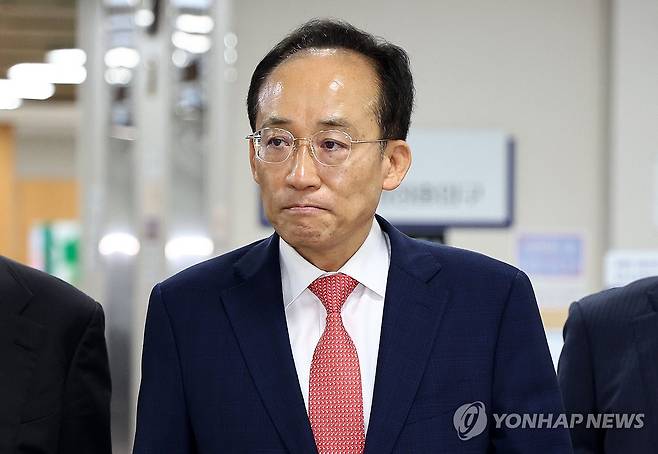 공판 출석하는 추경호 전 의원 (서울=연합뉴스) 신준희 기자 = 12·3 비상계엄 당시 국회의 계엄 해제 표결을 방해한 혐의로 기소된 국민의힘 추경호 전 의원이 13일 서울 서초구 서울중앙지방법원에서 열린 4차 공판에 출석하고 있다. 2026.5.13 [공동취재] hama@yna.co.kr