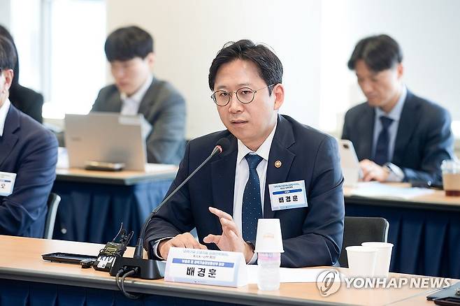 과학기술·인공지능 미래전략회의 킥오프 회의 (서울=연합뉴스) 배경훈 부총리 겸 과학기술정보통신부 장관이 13일 서울 광화문 국가과학기술자문회의에서 열린 '과학기술·인공지능 미래전략회의' 킥오프 회의에 참석, 발언하고 있다. 2026.5.13 [과학기술정보통신부 제공. 재판매 및 DB 금지] photo@yna.co.kr