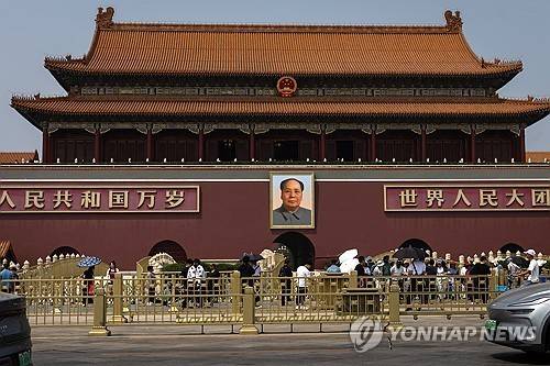 베이징 톈안먼 광장 (베이징 EPA=연합뉴스) 도널드 트럼프 미국 대통령의 방중을 앞둔 2026년 5월 13일 베이징 톈안먼 광장에 사람들이 오가고 있다. (EPA/JESSICA LEE) 2026.5.13.