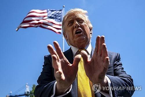 도널드 트럼프 미국 대통령 (백악관 풀기자단 워싱턴DC EPA=연합뉴스) 도널드 트럼프 미국 대통령이 중국 방문을 위해 출발하기 전에 2026년 5월 12일 백악관에서 기자들에게 얘기하고 있다. (EPA/BONNIE CASH / POOL) 2026.5.13.