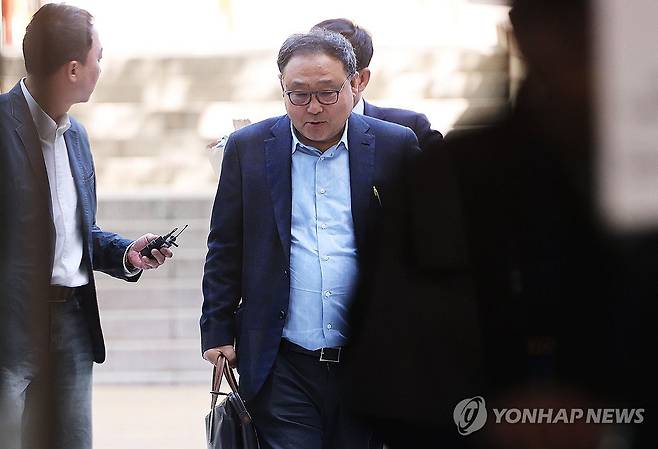공판 출석하는 로봇개 사업가 서성빈 (서울=연합뉴스) 김인철 기자 = 로봇개 사업가 서성빈 씨가 24일 서울 서초구 서울중앙지방법원에서 열린 특정범죄가중처벌등에관한법률위반(알선수재) 등 9차 공판에 출석하고 있다. 2026.4.24 [공동취재] yatoya@yna.co.kr