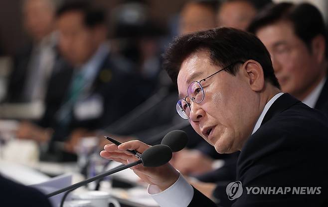 이재명 대통령, K-조선 간담회 (울산=연합뉴스) 김도훈 기자 = 이재명 대통령이 13일 호텔현대 바이 라한 울산에서 열린 K-조선 미래비전 간담회에서 발언하고 있다. 2026.5.13 superdoo82@yna.co.kr