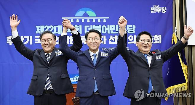 민주당 국회의장 후보 선출 의원총회 (서울=연합뉴스) 이동해 기자 = 더불어민주당 김태년(왼쪽부터), 조정식, 박지원 의원이 13일 국회에서 열린 제22대 국회 후반기 국회의장 및 부의장 후보 선출 의원총회에서 기념 촬영하고 있다. 2026.5.13 eastsea@yna.co.kr