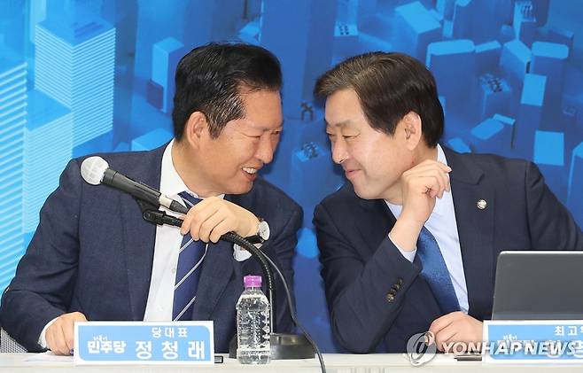 대화하는 정청래 대표와 황명선 최고위원 [연합뉴스 자료사진]
