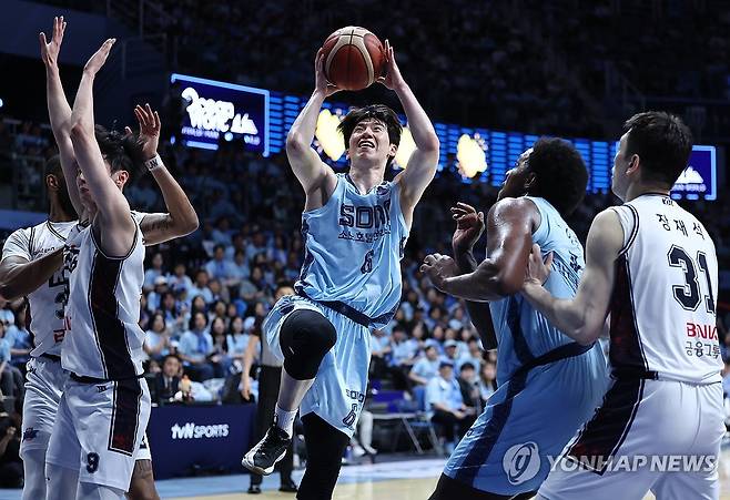 이정현 ‘가보자’ (고양=연합뉴스) 윤동진 기자 = 13일 고양소노아레나에서 열린 2025-2026 KBL 플레이오프 챔피언 결정전 고양 소노 스카이거너스 대 부산 KCC 이지스 5차전 경기. 고양 소노 이정현이 슛을 시도하고 있다. 2026.5.13 mon@yna.co.kr