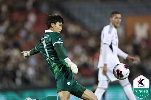 선방쇼를 펼친 부천 골키퍼 김형근 [한국프로축구연맹 제공. 재판매 및 DB 금지]