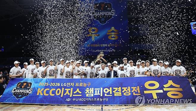 프로농구 KCC, 6위 팀 최초 챔프전 우승…통산 7번째 트로피 (고양=연합뉴스) 윤동진 기자 = 13일 고양소노아레나에서 열린 2025-2026 KBL 플레이오프 챔피언 결정전 고양 소노 스카이거너스 대 부산 KCC 이지스 5차전 경기. 챔피언 자리에 오른 부산 KCC 선수들이 트로피를 들고 기뻐하고 있다. 2026.5.13 mon@yna.co.kr
