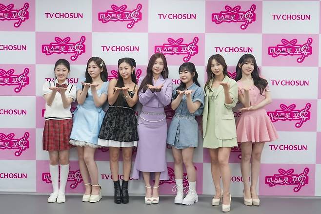 '미스트롯4'에서 TOP7을 차지한 이들이 포즈를 취하고 있다. (왼쪽부터 윤윤서, 길려원, 허찬미, 이소나, 홍성윤, 윤태화, 염유리) / 사진=TV조선 '미스트롯 포유'