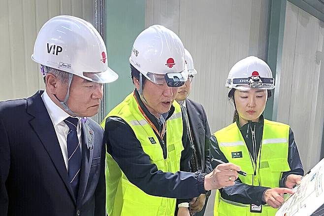 ▲ 이세걸(왼쪽 첫 번째) 한국지역난방공사 상임감사위원이 판교지사 설비 운영현황 및 위험 요인을 점검하고 있다. /사진제공=한국지역난방공사