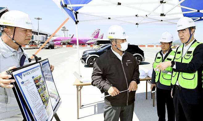 ▲박재희 한국공항공사 사장직무대행이 김포공항 건설현장 특별점검에서 현장 관계자로부터 현황을 보고 받고 있다. /사진제공=한국공항공사