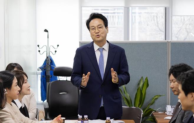 ▲ 안민석 경기도교육감 예비후보가 선거운동에 나서며 정책을 설명하고 있다./사진제공=안민석 안심캠프