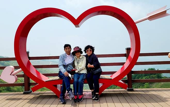 김종학·채희분 씨가 중학교 때 은사 배영숙 선생님과 평창 여행에서 추억을 만들고 있다.
