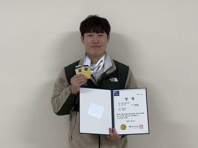 14일 충북 청주종합사격장에서 열린 제2회 IBK기업은행장배 전국사격대회에서 2관왕에 오른 조영재(경기도청)가 기념사진을 촬영하고 있다.