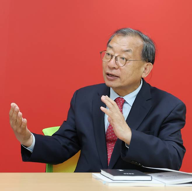 국민의힘 이정현 전남광주통합특별시장 후보가 14일 광주 서구 치평동 국민의힘 광주시당사에서 남도일보와 만나 주요 공약 등을 설명하고 있다. /임문철 기자