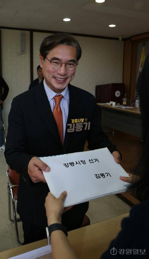 ◇김동기 무소속 강릉시장 후보가 14일 강릉시선거관리위원회를 방문해 후보자 등록을 하고 있다. 강릉=권태명기자