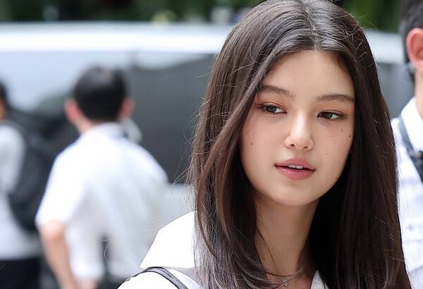 뉴진스 전 멤버인 다니엘이 지난해 8월 14일 서울 서초구 서울중앙지방법원에서 열린 어도어가 뉴진스를 상대로 제기한 전속계약 유효 확인 소송 조정기일에 출석하고 있다. 뉴스1
