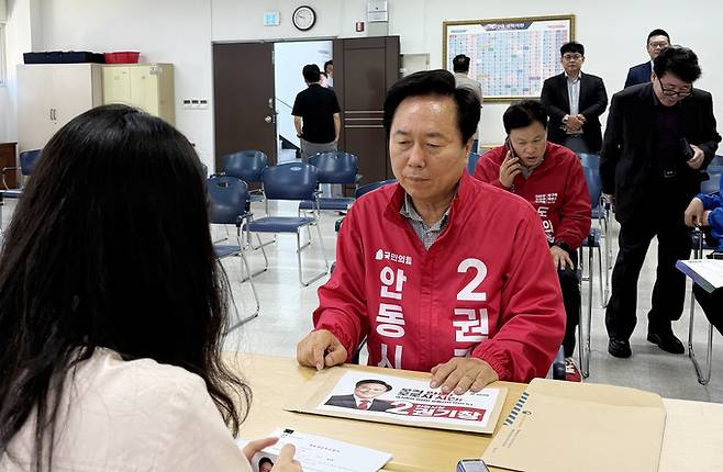 ▲ 권기창 안동시장 후보가 14일 오전 안동시선거관리위원회를 찾아 제9회 전국동시지방선거 안동시장 후보 등록을 하고 있다. 권기창 캠프 제공