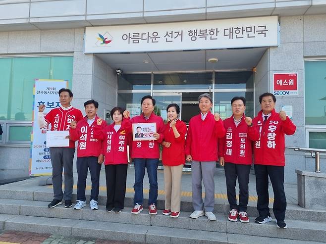 ▲ 국민의힘 권기창 안동시장 후보가 14일 오전 안동시선거관리위원회를 찾아 제9회 전국동시지방선거 안동시장 후보 등록을 마치고 국민의힘 후보자들과 결의를 다지고 있다. 오종명 기자