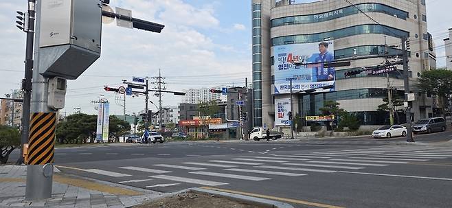 ▲ 14일 오전 7시 영천시청오거리에는 더불어민주당 후보 1명만 출근 차량을 대상으로 인사를 하고 있다. 권오석 기자