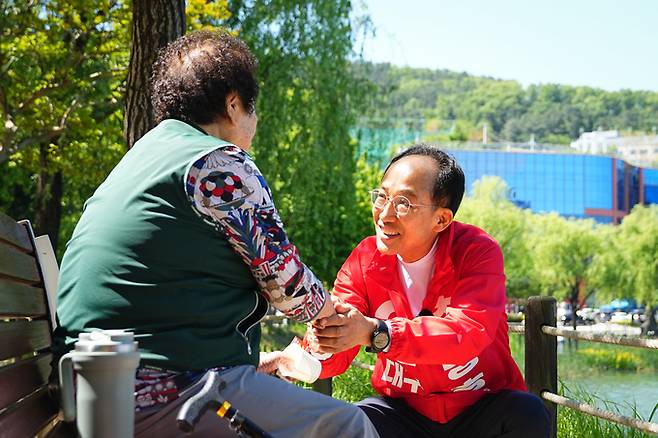 ▲ 추경호 국민의힘 대구시장 후보가 시민과 인사하며 미소 짓고 있는 모습. 추경호 후보 선거캠프 제공