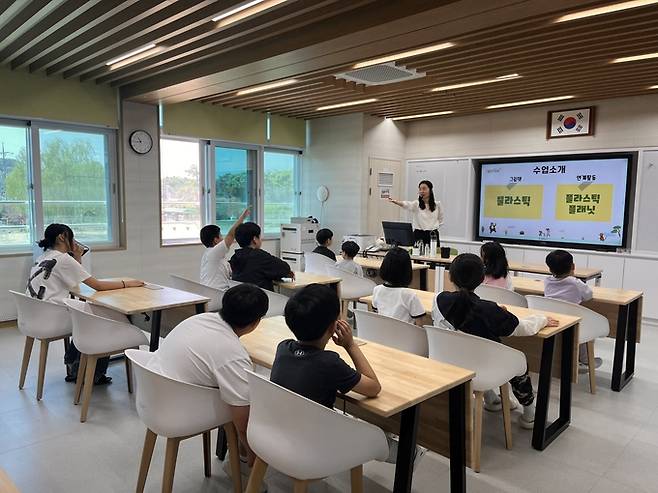 ▲ 14일 의성북부초등학교에서 열린 그림책 연계 독후활동 프로그램에서 학생들이 플라스틱과 환경 문제를 주제로 한 수업에 참여하고 있다. 이날 학생들은 그림책 '뿔라스틱'과 보드게임 '플라스틱 플래닛'을 활용해 환경오염과 생태계 문제를 체험형 방식으로 배웠다. 의성도서관 제공.