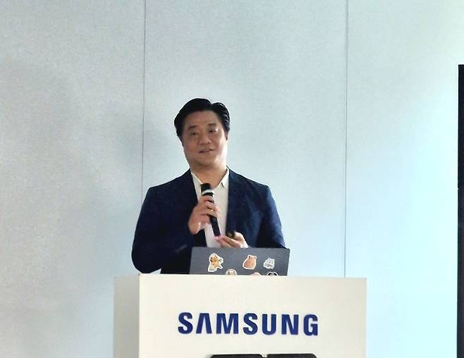 최준일 MX사업부 디지털헬스팀 상무가 14일 갤럭시 워치·삼성 헬스 미디어 브리핑에서 갤럭시 워치 기능을 설명하고 있다. 손희정 기자 sonhj1220@