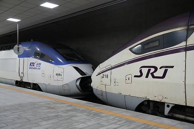 서울 수서역에서 SRT-KTX 중련운행 시운전 차량이 대기하고 있다.(사진제공=한국철도공사)