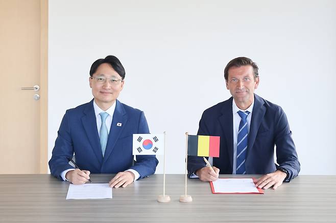 임광현 국세청장이 11일 필립 반 데 벨데 벨기에 국세청장과 브뤼셀에서 최초로 한-벨기에 국세청장 회의를 하고 징수공조 실무협정에 서명하고 있다.(사진제공=국세청)